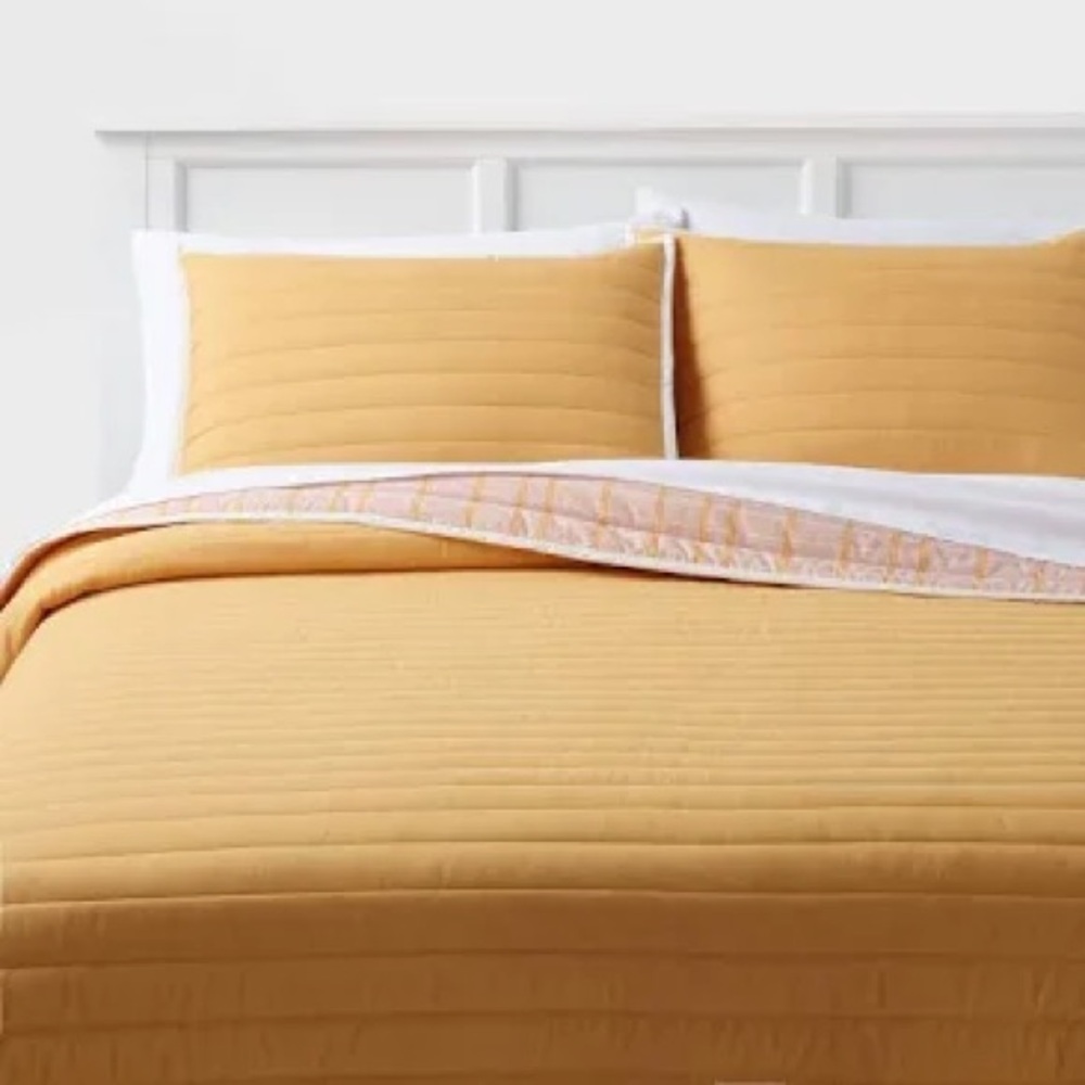 ROOM ESSENTIALS NWT reversible plaid microfiber quilt -gold -full/queen